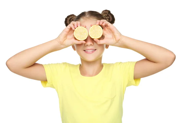 Gadis Muda Menutup Mata Dengan Buah Lemon Latar Belakang Putih — Stok Foto