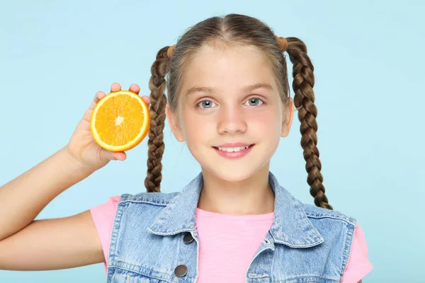 Gadis Muda Dengan Buah Oranye Latar Belakang Biru — Stok Foto