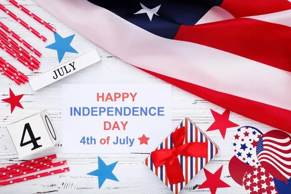 Tekst Gelukkige Onafhankelijkheidsdag Met Vlag Geschenkdoos Kubuskalender Witte Houten Ondergrond — Stockfoto