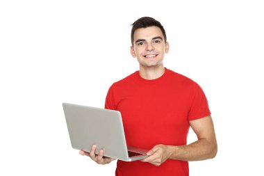 Bilgisayarlı genç adam beyaz arka planda