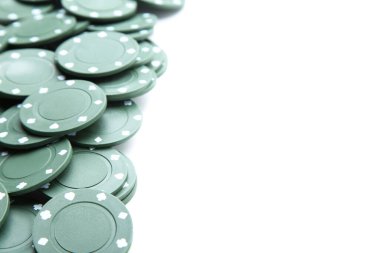 Beyaz arkaplanda poker çipleri