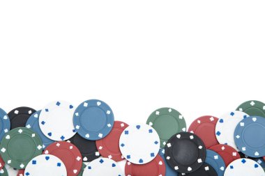 Beyaz arkaplanda poker çipleri