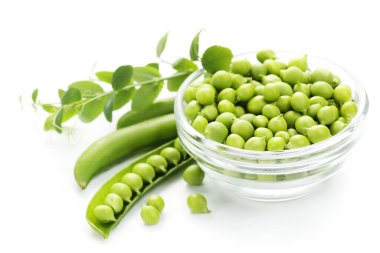 Beyaz arkaplanda izole edilmiş yeşil bezelye kabukları