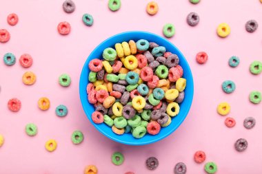 Pembe arka planda kasede renkli mısır halkaları