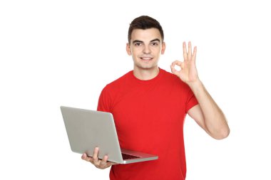 Bilgisayarlı genç adam beyaz arka planda