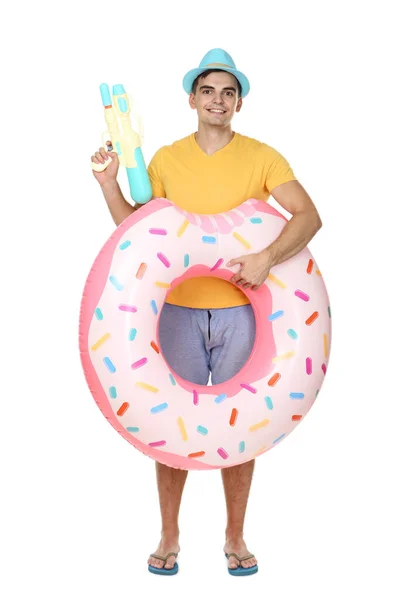 Joven Con Donut Inflable Pistola Agua Sobre Fondo Blanco — Foto de Stock