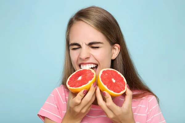 Jeune Fille Manger Pamplemousse Frais Sur Fond Bleu — Photo