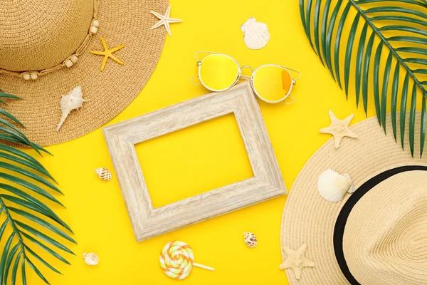 Chapéu Palha Verão Com Folhas Palma Óculos Sol Conchas Moldura — Fotografia de Stock