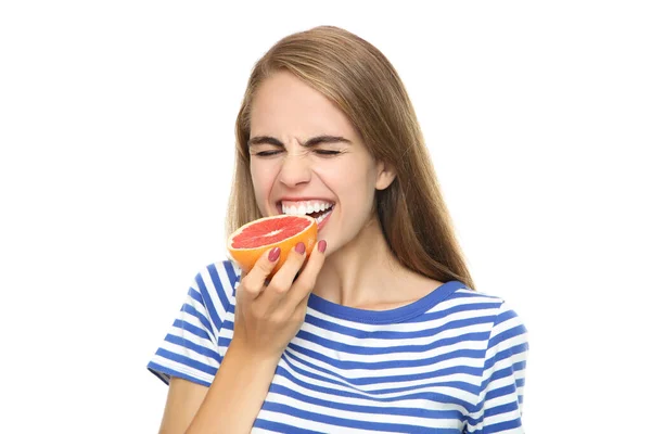 Gadis Muda Makan Jeruk Segar Latar Belakang Putih — Stok Foto