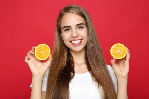 Jong Meisje Met Vers Oranje Fruit Rode Achtergrond — Stockfoto