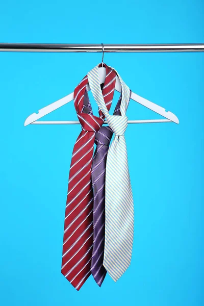 Cravatte Appese Alla Gruccia Legno Sfondo Blu — Foto Stock