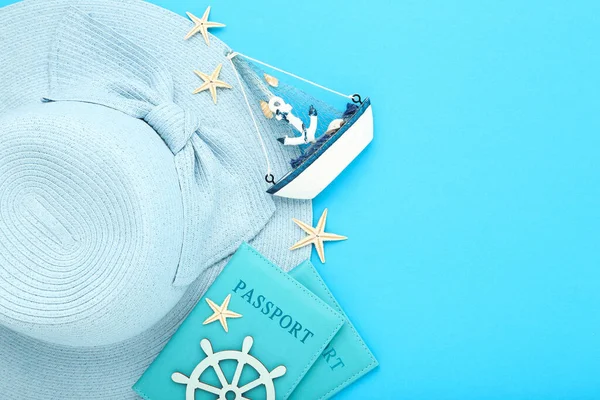 带护照 海星和蓝色背景装饰船的夏草帽 — 图库照片