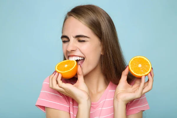 Mladá Dívka Jíst Čerstvé Pomerančové Ovoce Modrém Pozadí — Stock fotografie
