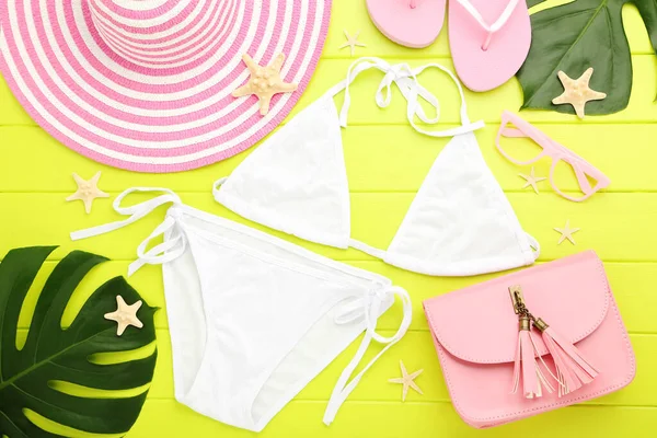 Fashion Swimsuit Dengan Topi Jerami Daun Monstera Tas Tangan Dan — Stok Foto