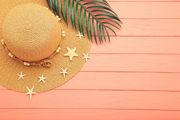 Summer Straw Hat Starfishes Palm Leaf Wooden Background — Stock Photo, Image