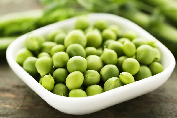 Grüne Erbsen Schale Auf Holztisch — Stockfoto