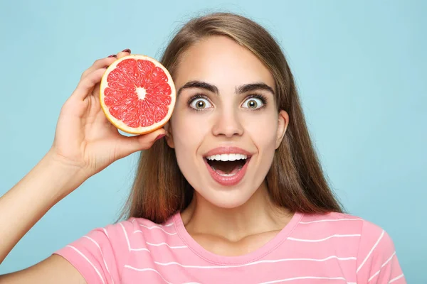 Mladá Dívka Čerstvým Grapefruitem Modrém Pozadí — Stock fotografie