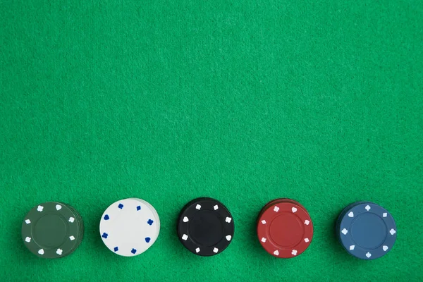 緑のテーブルの上にポーカーチップのスタック — ストック写真