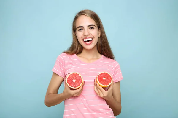 Fiatal Lány Friss Grapefruit Kék Háttér — Stock Fotó