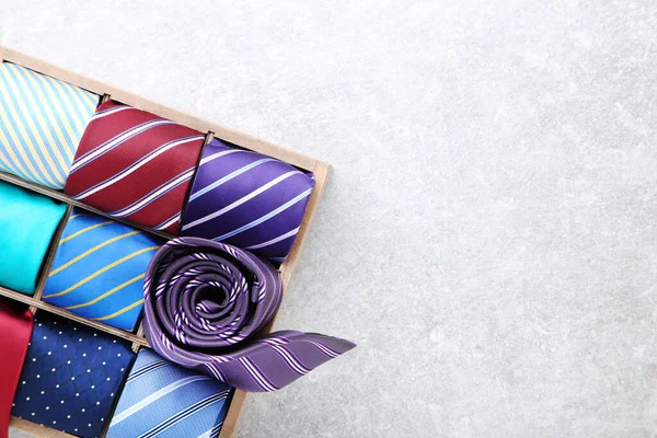 Cravatte Colorate Cestino Sfondo Grigio — Foto Stock