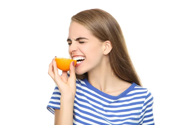 Menina Comendo Fruta Laranja Fresca Fundo Branco — Fotografia de Stock