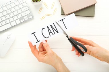 Kadın elleri, kestiğim kelimeler için makas kullanıyor. Ve tuş takımı ve not defterleri.