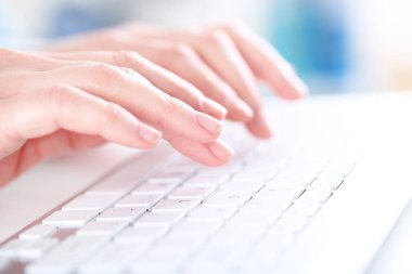Bilgisayar klavyesinde yazan kadın elleri