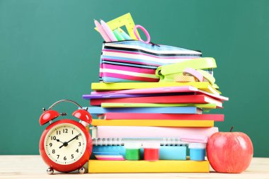 Tahta üzerine okul malzemeleri