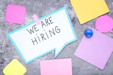 Gri arkaplandaki kağıt konuşma balonunda kiraladığımız metin