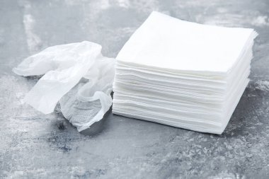 Gri arkaplanda kağıt peçeteler