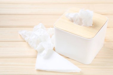 Kahverengi tahta masanın üzerindeki peçete kutusu.