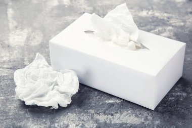 Gri arkaplanda kağıt peçete kutusu