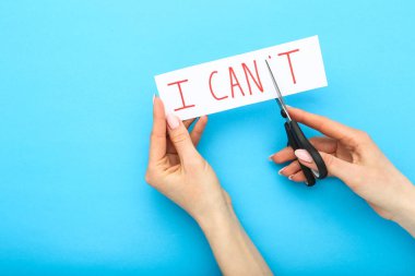 Kesmek için makas kullanan kadın elleri. Yapamam.