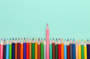 Naneli arkaplanda renkli kalemler