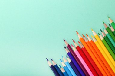 Naneli arkaplanda renkli kalemler