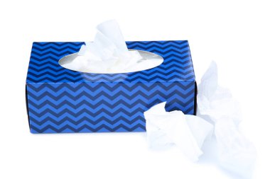 Kağıt peçete kutusu beyaz arkaplanda izole edildi