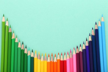 Naneli arkaplanda renkli kalemler