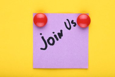 Sarı arkaplan üzerinde Metin Bize Katıl