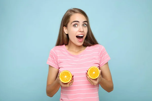 Młoda Dziewczyna Świeżym Pomarańczowym Owocem Niebieskim Tle — Zdjęcie stockowe
