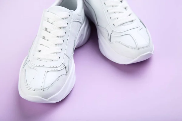 Par Sapatos Brancos Fundo Roxo — Fotografia de Stock