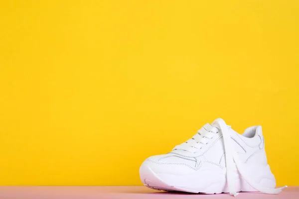 Белая Обувь Желтом Фоне — стоковое фото