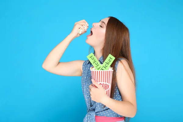 Gyönyörű Lány Eszik Popcorn Kék Háttér — Stock Fotó