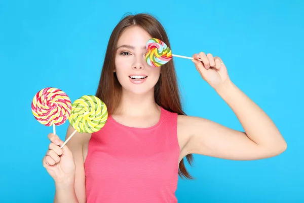 Menina Bonita Com Pirulitos Fundo Azul — Fotografia de Stock