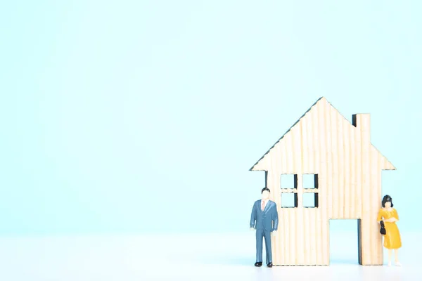Holzhausmodell Mit Miniaturmenschen Auf Blauem Hintergrund — Stockfoto