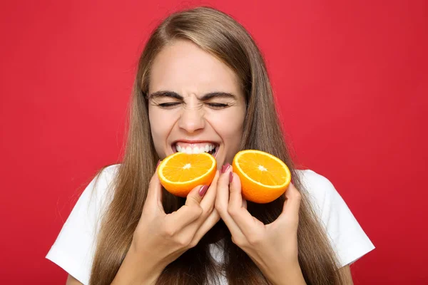 Jeune Fille Mangeant Des Fruits Frais Orange Sur Fond Rouge — Photo