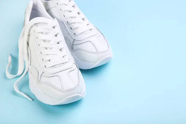 Par Sapatos Brancos Fundo Azul — Fotografia de Stock