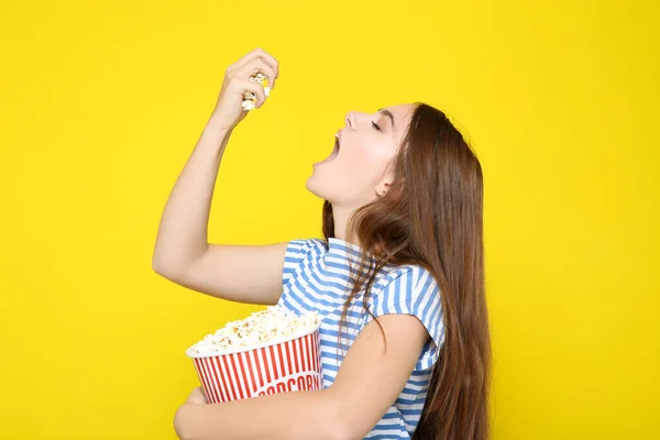 Gyönyörű Lány Eszik Popcorn Sárga Háttér — Stock Fotó