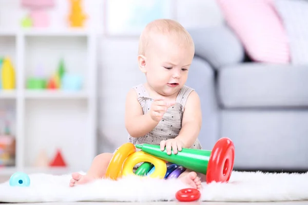Красивий Маленький Хлопчик Сидить Грає Пластиковими Іграшками Вдома — стокове фото