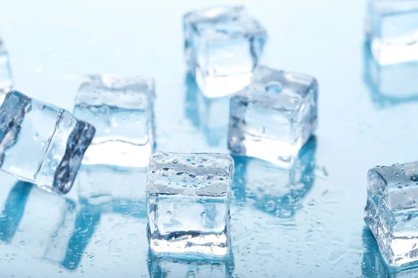 Eiswürfel Mit Wassertropfen Auf Blauem Hintergrund — Stockfoto