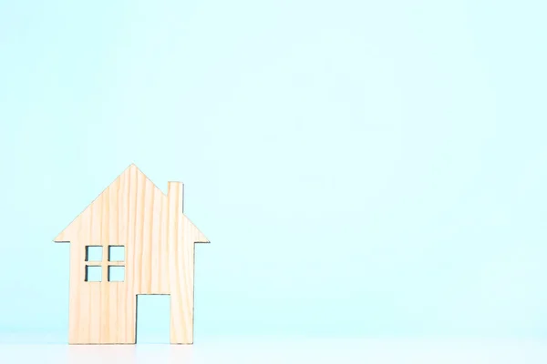 Модель Деревянного Дома Синем Фоне — стоковое фото